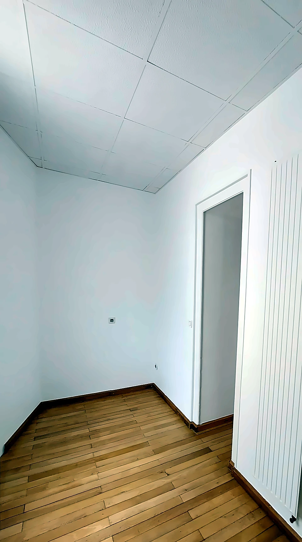 Bureau — murs blancs & parquet