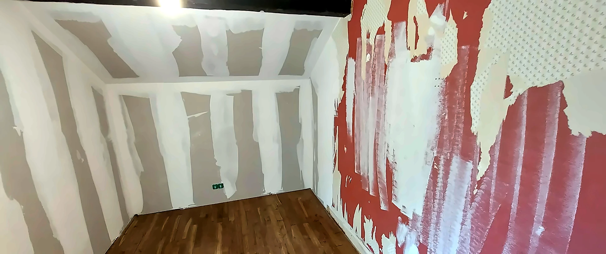 Chambre sous combles — dépose du papier peint