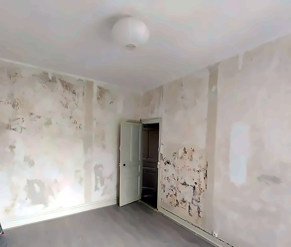 Pièce rénovée — pendant (décapage)