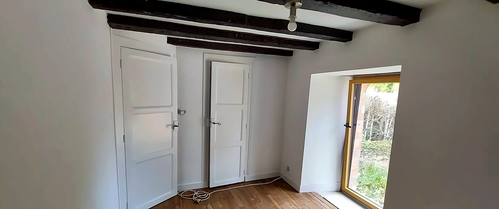Pièce à poutres — portes laquées