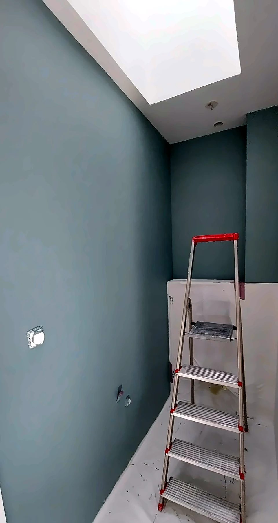 WC suspendu — mur bleu-gris